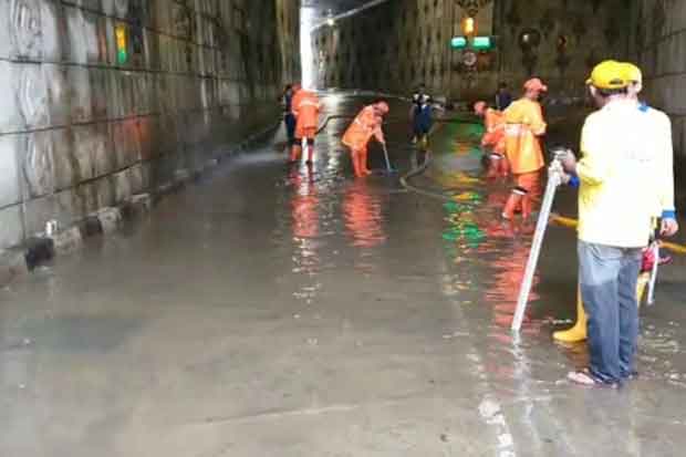 Petugas Damkar Bantu Penanganan Banjir di Underpass Matraman