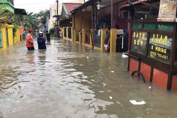 Diguyur Hujan Tujuh Jam, Ratusan Rumah di Bekasi Terendam Banjir