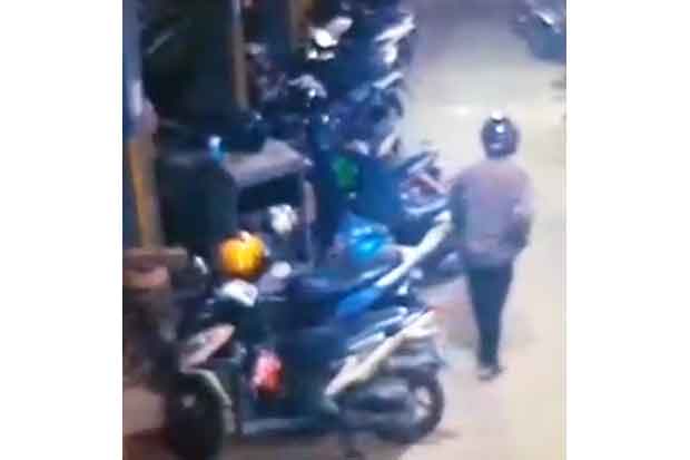 Terekam CCTV, Pelaku Curanmor Beraksi di Halaman Masjid Tangsel