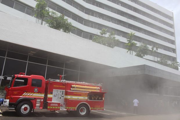 Gedung Nusantara III DPR Terbakar, Pegawai dan Wartawan Berhamburan Keluar