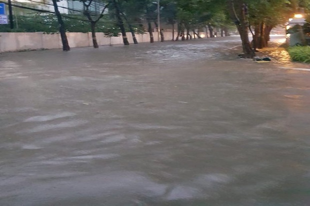 Terendam Banjir, Arus Lalu Lintas di Jalan Gatot Subroto Dialihkan