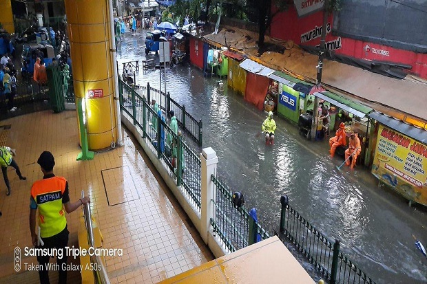Tergenang Banjir, Jalan Samping Stsiun Gondangdia Ditutup