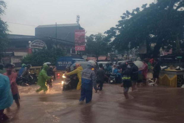 Hati-hati Melintas, Sejumlah Ruas Jalan di Jakarta Timur Terendam Banjir