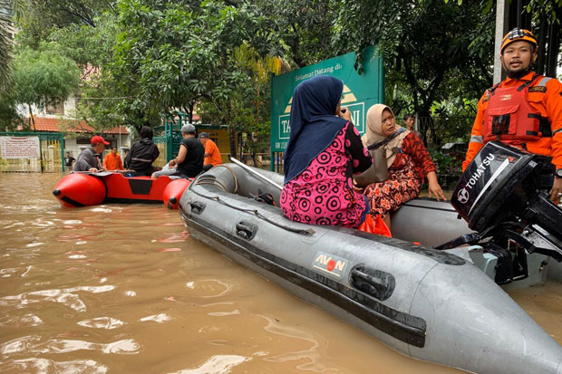 Dikepung Banjir, Kepala BPBD Nyatakan Kota Bekasi Lumpuh