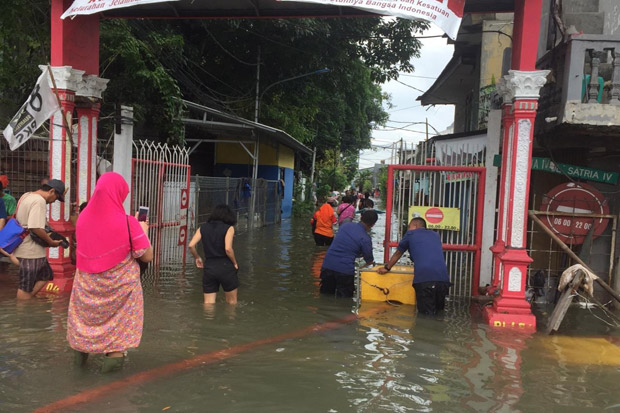 Rumah Terendam Banjir, Ratusan Warga Jelambar Mulai Mengungsi