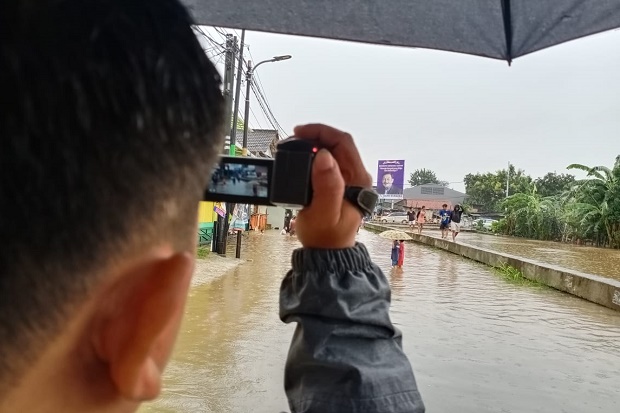 Tanggul Situ Bulakan dan RW13 Mutiara Pluit Jebol Diterjang Banjir