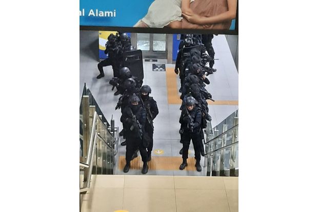 Pasukan Gegana Brimob Polri Gelar Latihan Penanganan Teror di Stasiun MRT