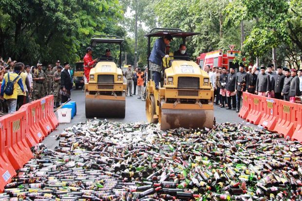 Peringati Hari Jadi, Pemkot Tangerang Musnahkan Ribuan Botol Miras