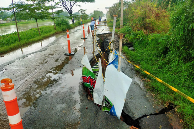Dihantam Hujan, Jalan Inspeksi Kalimalang Ambles Sedalam 2 Meter