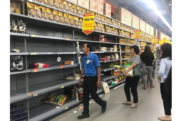 Panik Penyebaran Corona, Warga Jakarta Borong Makanan di Supermarket