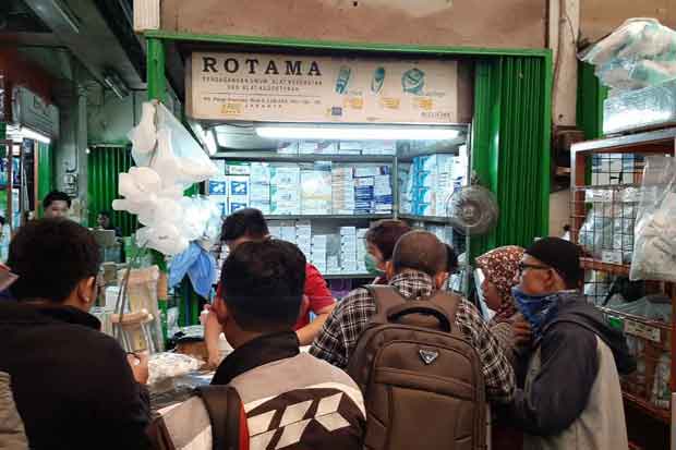 Masyarakat Serbu Masker di Pasar Pramuka, Harga per Boks Rp400.000