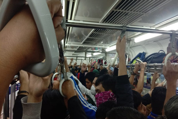 Warga Depok Positif Corona, Penumpang Commuter Line Tetap Padat