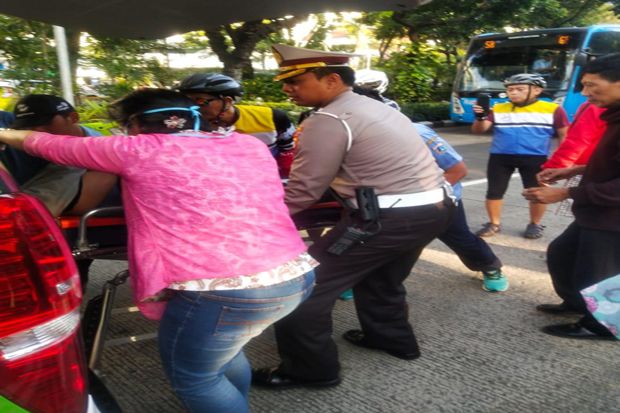 Wadirlantas Polda Metro Jaya Tolong Korban Kecelakaan di Medan Merdeka Barat