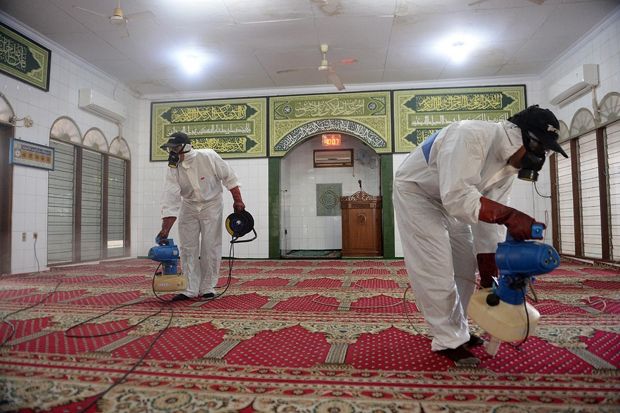 Antisipasi Virus Corona, DMI Semprotkan Cairan Disinfektan di Masjid-masjid