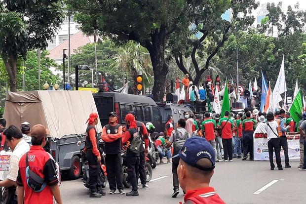 Aksi Buruh di DPRD DKI Tutup Jalan Kebon Sirih Raya