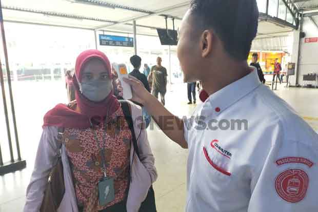 Cegah Penularan Corona, Suhu Penumpang KRL di Stasiun Bogor Dicek
