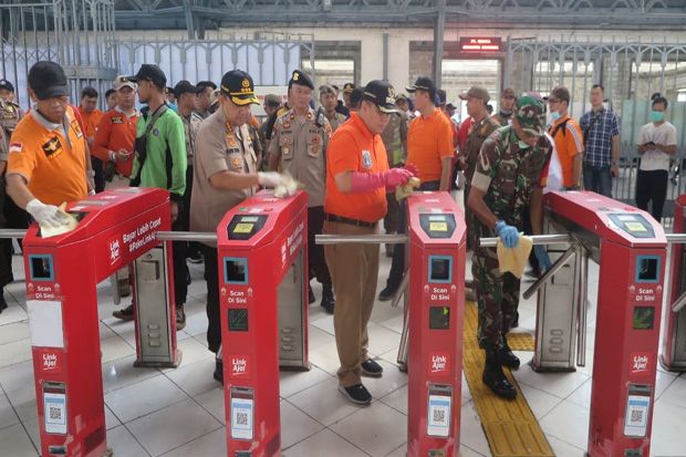 Terminal dan Stasiun Tanjung Priok Disemprot Disinfektan
