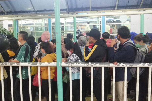 Jam Operasional Dibatasi, Penumpang Transjakarta Menumpuk di Pinang Ranti
