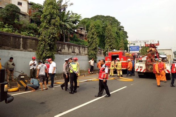 Olah TKP Truk Terguling di Tol Kampung Rambutan, Lalin Padat Merayap