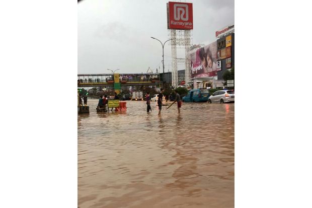 Diguyur Hujan Deras, Ruas Jalan di Depok Digenangi Air Berwarna Keruh