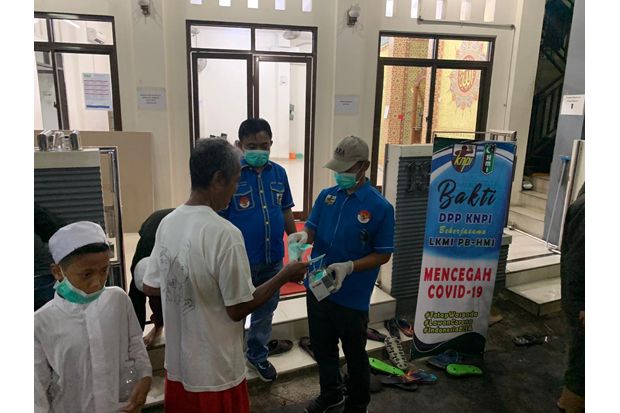 Infak Sukarela, DPP KNPI Bagi Masker dan Hand Sanitizer Gratis
