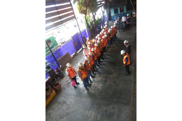 Melawan Rasa Khawatir Corona, Pekerja Operasional di Tanjung Priok Tetap Bekerja