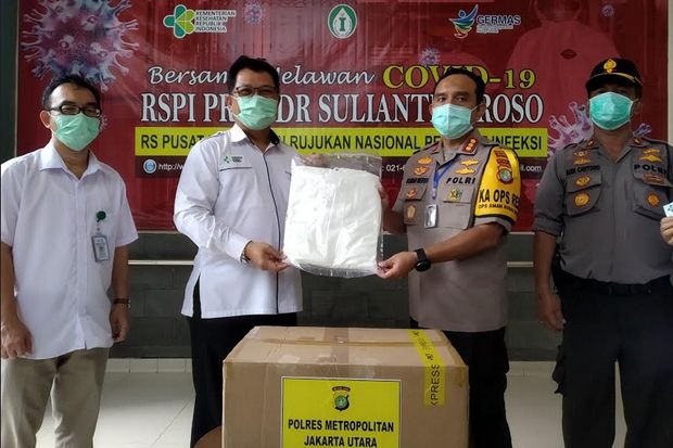 Bantu Kebutuhan Medis, Polres Jakarta Utara Bagikan APD di RSPI