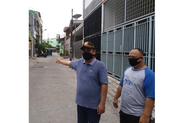 Pingsan di Jalan, Pegawai Minimarket Dievakuasi Tim Medis Berpakaian APD Lengkap