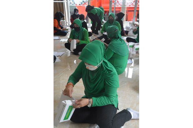 Istri Prajurit Korem 061/SK Bagikan Masker Kain Hasil Produksi Sendiri untuk Warga