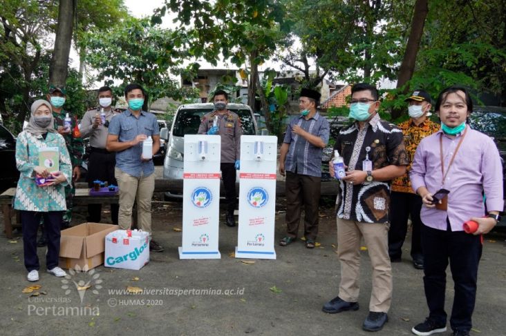Cegah Corona, Universitas Pertamina Salurkan Hand Sanitizer ke Warga Grogol